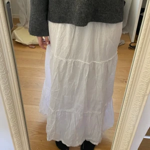 Långkjol - Säljer denna långa vita kjolen. Det var ursprungligen en klänning men har klippt av överdelen, därav ser man resoren vid midjan (se bild 2). Inte alls genomskinlig vilket är något jag upplever att de flesta vita kjolar är💗Tror att den passar de flest