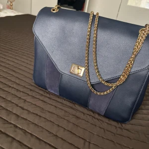 Väska - Fin väska med många innerfack 