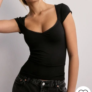 sommartopp - 🖤säljer min fina topp från nelly som inte kommit till användning🖤 helt ny !! nypris 200kr, men säljer för 170kr !! svarar snabbt vid frågor!🫶🏼