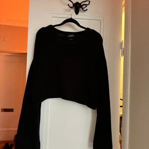 Svart stickad  - Kort stickad tröja med vida ärmar från Monki. Kliar ej!  Fint skick. 