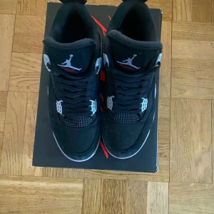 Jordan 4 black canvas - Tjo jag säljer mina jordan 4 black canvas för att jag inte behöver de längre. storleken är 42 och de finns stockx verifikation. Priset kan diskuteras