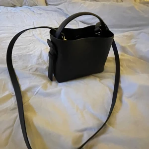 Arket rigid bag! - Super söt arket rigid bag i svart! Inga som helst defekter🩵