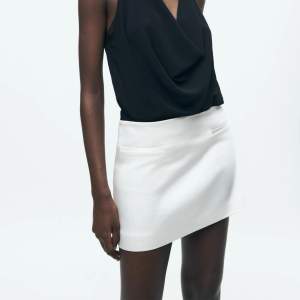 Säljer denna snygga satin kjolen från Zara i str S. Aldrig använd lappen är på. Slutsåld på hemsidan. 