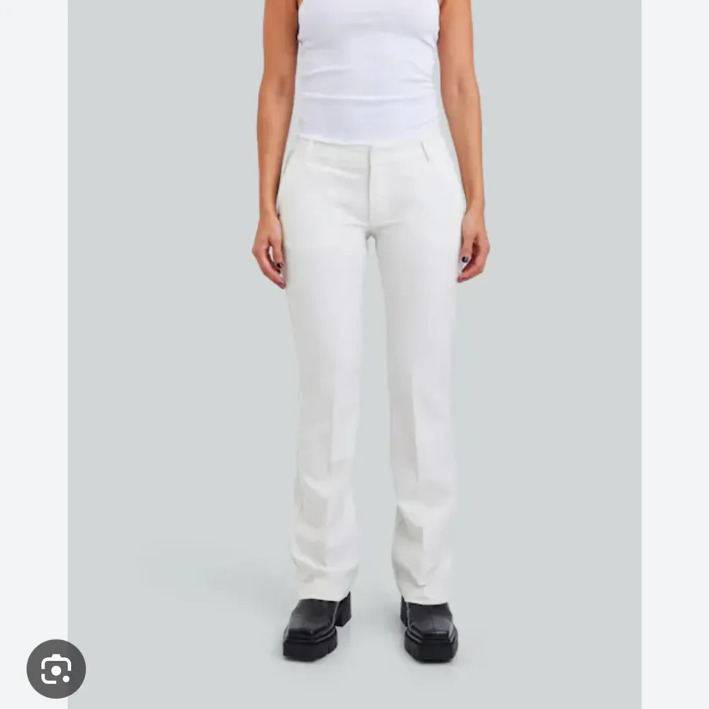 Vita lågmidjade kostymbyxor från bikbok. Använda fåtal gånger , inga defekter. Säljer eftersom de sitter för tajt på mig . Jeans & Byxor.