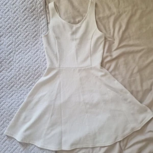 Klänning - Söt klänning, använd men inga defekter förutom 2st fläckar som jag ej försökt få bort🫶🏼