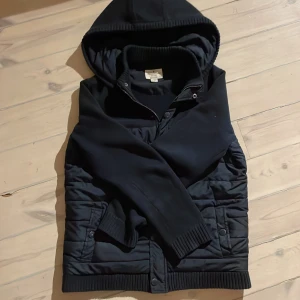 MASSIMO DUTTI  - Säljer min Massimo dutti cardigan då den är för liten. Inga defekter och skicket är 8-9/10// Albert’s Closet
