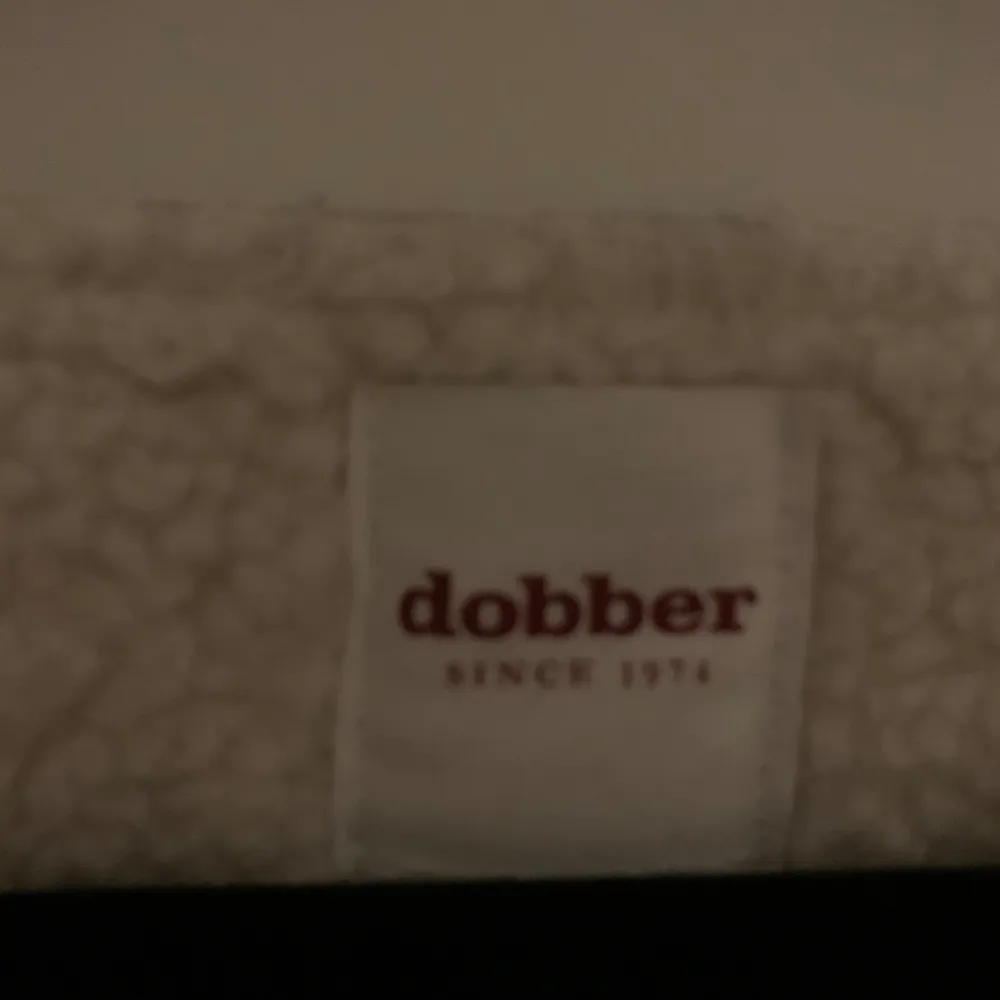 Dobber jacka köpt på MQ använd en gång, fårskinnsjacka som är varm och bekväm. Köpt för ca 1000kr mitt pris 700kr Pris kan disskuteras vid snabb affär. Jackor.