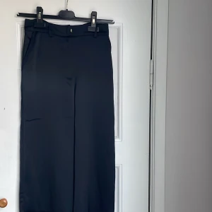 Satin byxor✨ - Mörk blåa satin byxor från Bik bok💙fint skick och väldigt sköna byxor✨ OBS! dom två sista bilderna är likadana byxor fast i en annan färg
