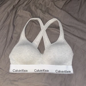Calvin Klein bh - Säljer min super snygga ck bh som ja köpte här på Plick men som tyvärr va för liten. Fint skick men använd. Inga defekter! 🤍