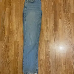 Supersnygga lägmidjade jeans från lager 157.👖 har använt ett par gånger. I storlek Xs Kontakta mig för mer info. Mvh🥰