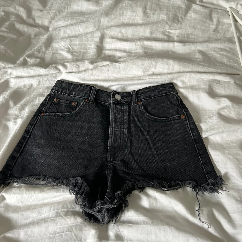 Svarta superfina lågmidjade jeansshorts från zara💗. Shorts.