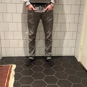 Grå Levis 511 - Ett par snygga gråa levis 511, slim fit. Modellen är 180 och väger 60. Storlek 26/32. Enda defekten som jeansen har kan ni se på 3:e bilden, annars bra skick. Nypris runt 1000 kr, vårt pris 249 kr. Hör av dig vid minsta fråga!
