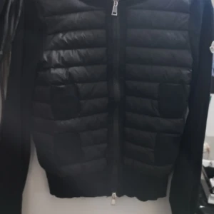 Moncler jacka/cardigan - Svart Moncler jacka i storlek small. Jackan är i bra skick ( varit för liten ett tag nu ) så den är sparsamt använd. Det är en JERIBE GIUBBOTTO.  Nypris 9000:- Mitt pris 3000:-