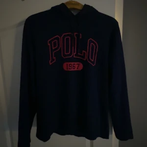 Ralph lauren hoodie - Säljer denna sjukt snygga vintage Ralph lauren hoodien i en rare modell, Om ni har några funderingar är de bara att höra av er! MVH