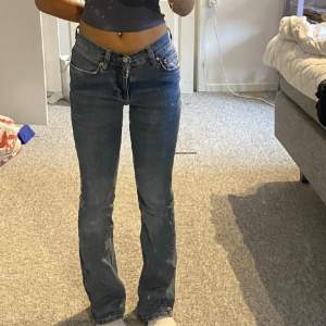 Lågmidjade bootcut jeans från Gina Tricot, använt max 10 gånger, finns flera bilder🩷
