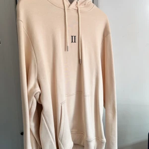 Hoodie - Denna hoodie som ja glömt märkes namnet på men är helt oanvänd med prislappen kvar!!