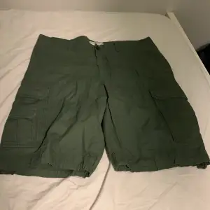 Gröna cargo shorts köpta för 1,5 år sen säljer för att jag trötnat. Använda väldigt lite så de är i väldigt bra skick. 