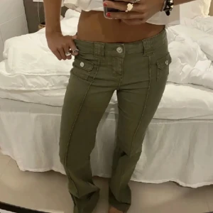 Slutsålda hm jeans  - Säljer de fina gröna HM jeansen för att jag inte använder dom❤️helt slutsålda och går endast att få tag på second hand! Pris kan diskuteras