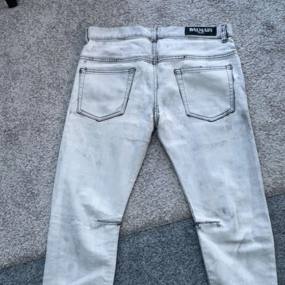Ett par väldigt snygga BALMAIN jeans i storlek Small/Medium ungefär.. Jeans & Byxor.