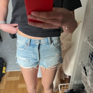 Ljusblåa zara jeanshorts - Säljer dessa jättesnygga zara shorts eftersom de tyvärr blivit för små på mig!! 