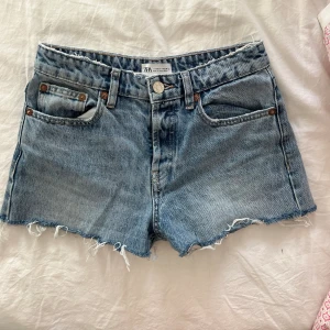 Jeansshorts - Supersnygga jeansshorts från zara som tyvärr är lite för små💗bra skick