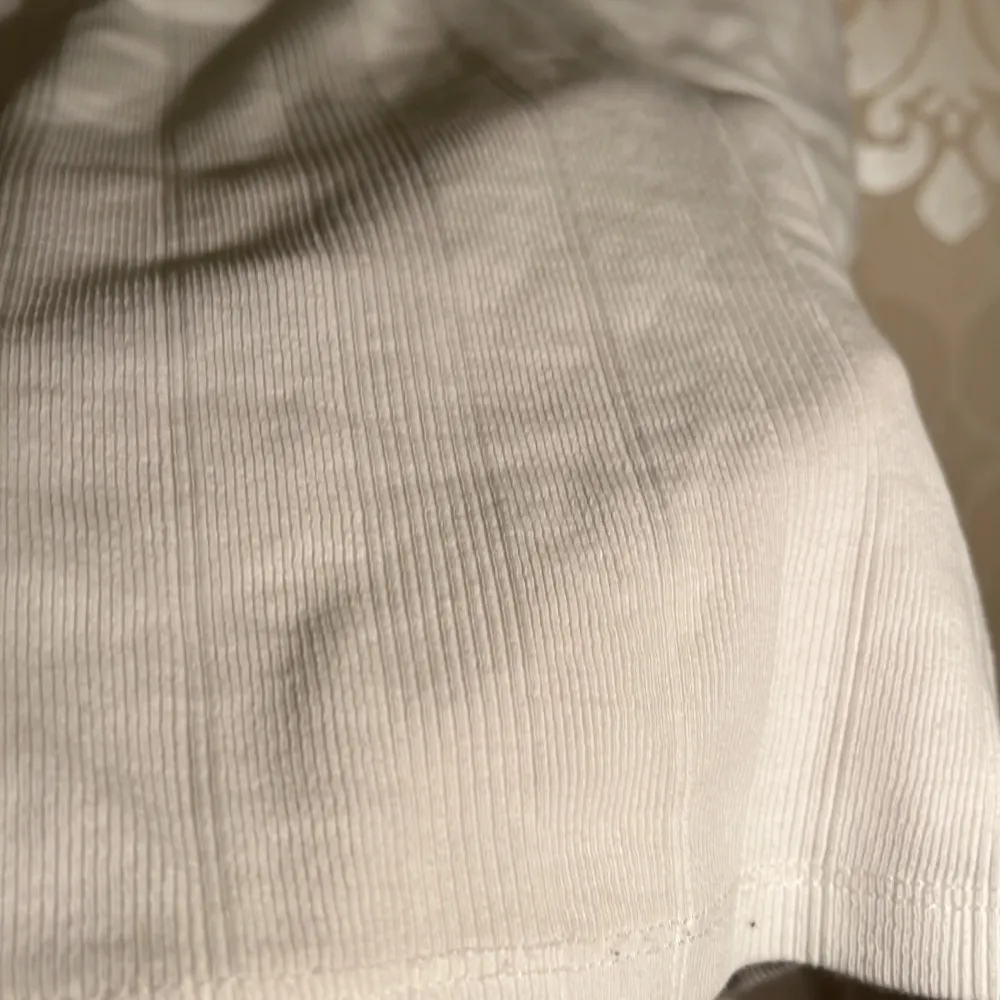 Ett vitt linne från & Other Stories i storlek M/38 men passar för olika sizes än bara M. Linnet har fina detaljer och kostade ganska mycket när jag köpte den. Jag skulle tänka mig att sälja linnet för 100 men kan tänka mig att sälja för lite mindre!. Toppar.