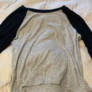 Gråsvart top Shein - Denna toppen är från shein och använd ett fåtal gånger. Jag får inte användning för den längre så jag valde att sälja den. Jag skulle gissa att den är köpt för runt 100kr men säljes för 20kr. Kvaliten är ganska så stretchig.