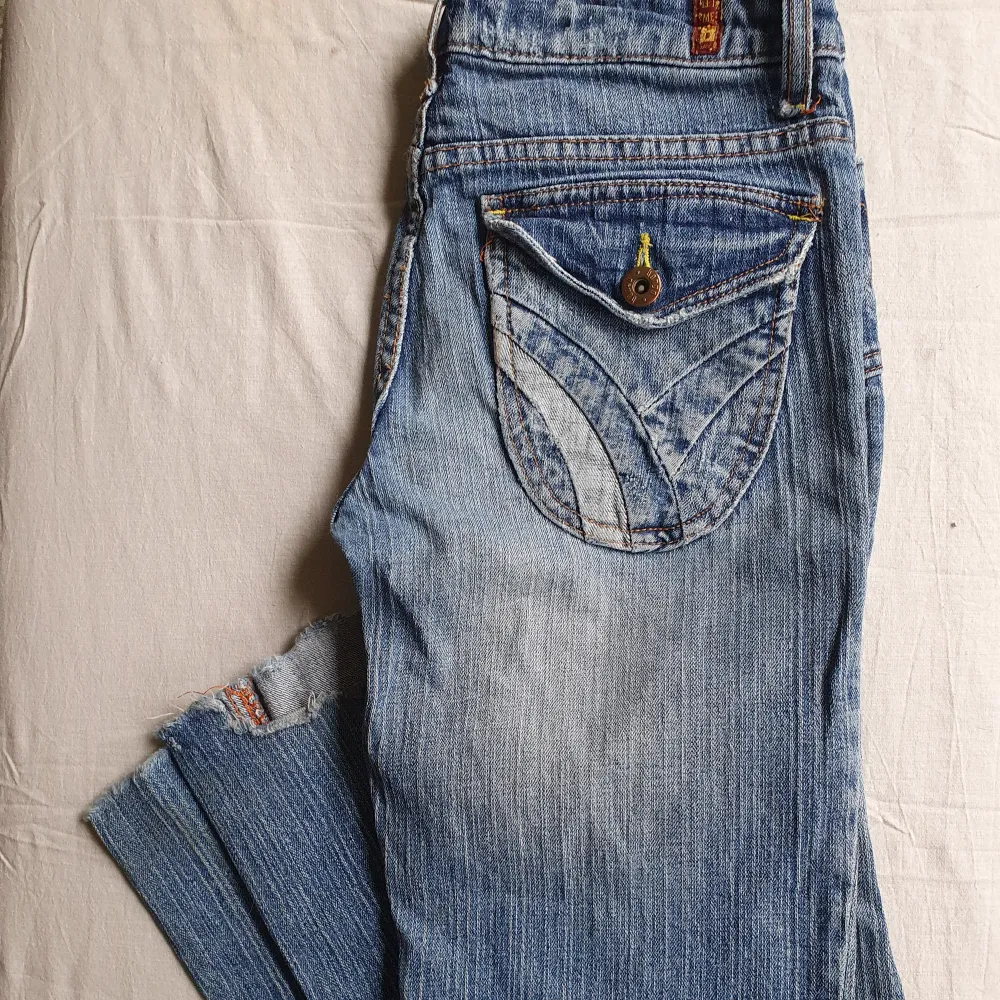 Supersnygga lågmidjade jeans i storlek 3 (ungefär 26 skulle jag säga). Klippta nedtill. Perfekta i längden för mig som är 157cm lång.. Farkut & Housut.