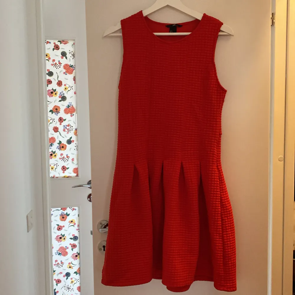 Röd stretchig klänning från hm.stl s. Klänningar.
