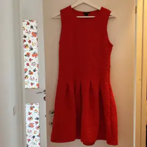 Röd stretchig klänning från hm.stl s