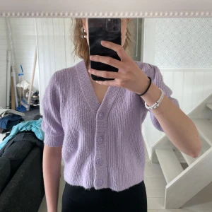 Stickad kofta - Lila stickad kofta med puffärm från monki. Jättehärligt och skön