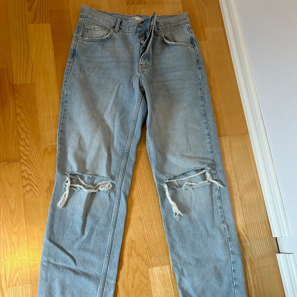 Ljusa jeans med slitningar från GinaTricot 🦋 Storlek: 36. Jeans & Byxor.