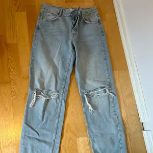 Ljusa jeans med slitningar från GinaTricot 🦋 Storlek: 36