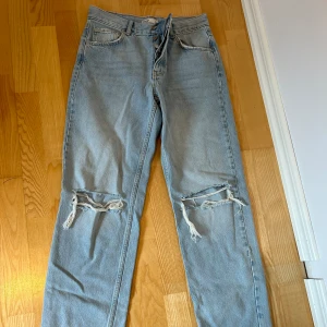 Ljusa jeans från GinaTricot - Ljusa jeans med slitningar från GinaTricot 🦋 Storlek: 36