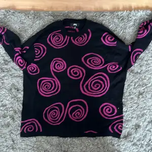 Gammal Stussy tröja som ej används, köpt på Shelta  Gbg för 1200 elle 1700 (minn inte riktigt och hittar ej kvittot😢) Inget fel cond 9/10