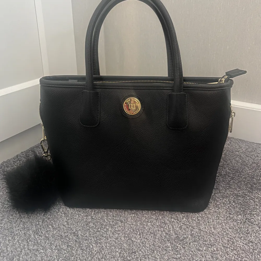 Säljer denna väska, som jag inte använder längre🥰i bra skick . Laukut & Käsilaukut.
