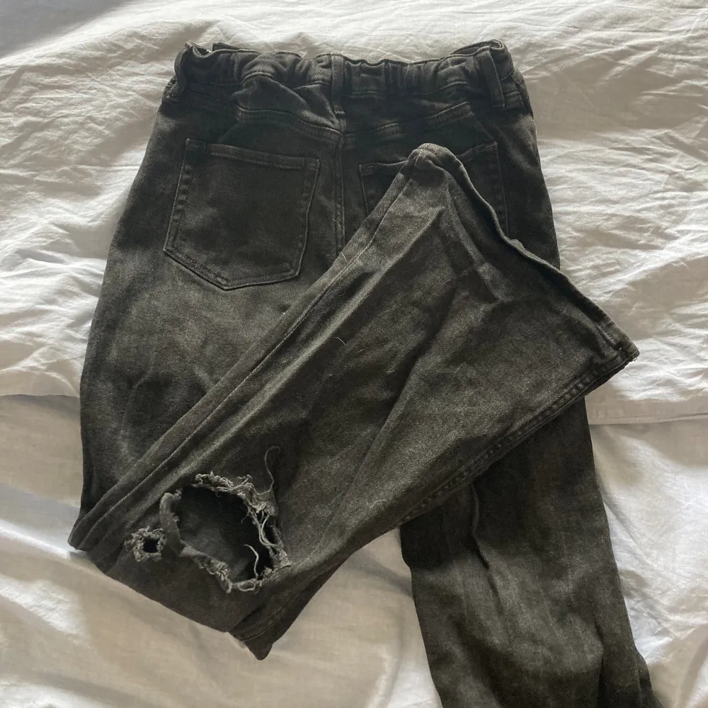 Ett par svarta jeans med hål och slitningar vid knäna .Har inte använts så mycket. ❤️. Jeans & Byxor.