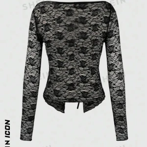 Spets blus - Säljes då den var för liten på mig. I storlek XL men skulle säga att den sitter som en M.