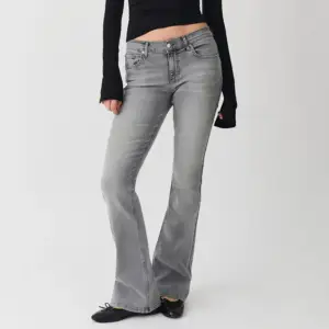 Ljusgrå jättefina jeans från Gina Tricot! Inte alls så använda! Dom är i nyskick! Passar mig som 166 och någon som är upp till typ 177. Jag kan ta egna bilder!!