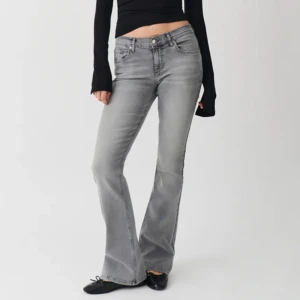 Low waist bootcut jeans - Ljusgrå jättefina jeans från Gina Tricot! Inte alls så använda! Dom är i nyskick! Passar mig som 166 och någon som är upp till typ 177. Jag kan ta egna bilder!!