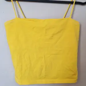 Ett gult linne från Gina Tricot i storlek S
