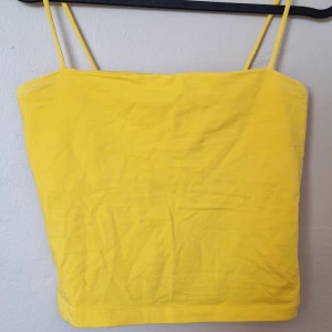 Gina Tricot linne - Ett gult linne från Gina Tricot i storlek S