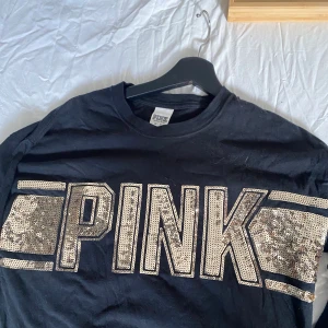 PINK tröja  - Victoria secret PINK tröja   Lite längre tunnare köpt i london 