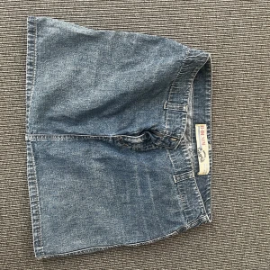 Skitcool lågmidjad jeanskjol - Skitcool lågmidjad kort jeanskjol. I storlek 38/40