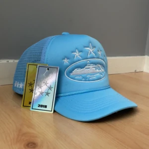 Corteiz Trucker Cap - Nu säljer vi denna Corteiz trucker cap! Kepsen är köpt från deras hemsida och är bara använd få gånger. Skick 9/10.  Kepsen har 5 stjärnor som representerar 5 års jubileum av Corteiz. ❗️DIGITALT KVITTO FINNS❗️ Nypris: 1500