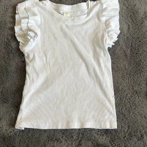 Volang tröja - Fin volang tröja från Ullared. Det står storlek 122-128 men passar till och med mig och är lite stor för mig och jag har ungefär storlek 158/xs i tröjor