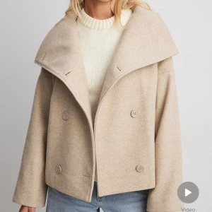 Jacka - Nästan slutsåld beige jacka från NAKD. Köpt för något år sen. Knappt använd. I bra skick! Pyttelite nopprig i ärmen men går att ta bort. Lite större i storleken. Nypris 999kr