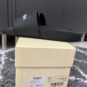 Axel arigato tofflor  - Säljer mina tofflor då din bara ligger. Dom är använda men är i hyfsat bra skick  Dom är ganska stora i sin storlek så har man 43 i storlek funkar det lika bra  Pris går att diskutera.