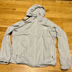 The north face jacka - Säljer en the north face jacka. Helt ny är aldrig använd, skriv för mer info och bilder