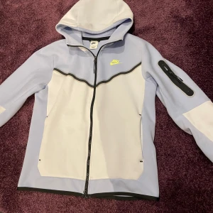 Nike tech fleece - Storlek s. 8/10 skick. Andvänds ej längre. Köpt på jd sports.